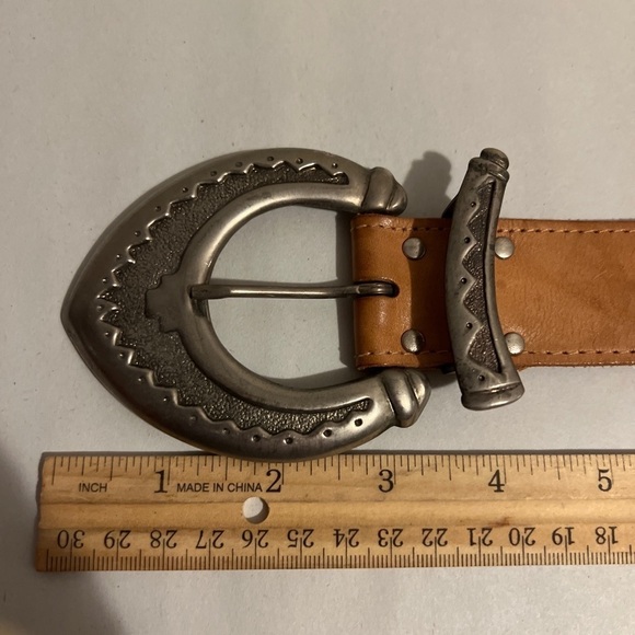 Vintage ACCESSORIES By PEARL Tan Leather Belt Metal Southwest Buckle Medium USA - Picture 8 of 8